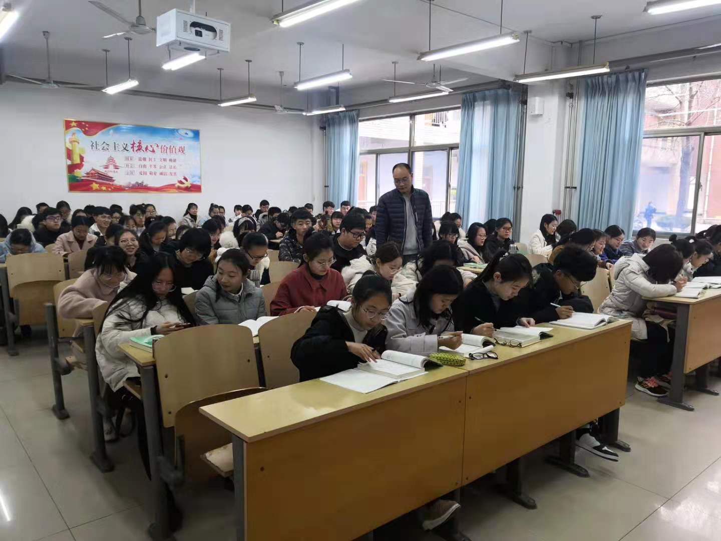 新学期新风貌 我校开学首日教学秩序井然，教育教学双管齐下显成效